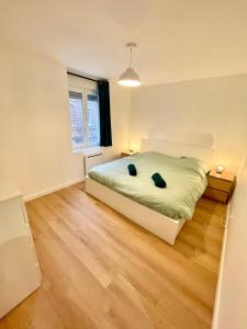 a bedroom with a bed and a window at Maison familiale 3 chambres avec terrasse in Mouvaux
