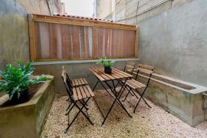 マコンにあるT2 cosy au cœur de Mâcon !のパティオ(テーブル、椅子、窓付)