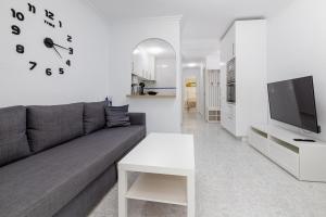 Televízia a/alebo spoločenská miestnosť v ubytovaní Calle Concordia 86, two bedroom apartment, up to 6 guests, near Del Cura beach,supermarket Mercadona and central bus station
