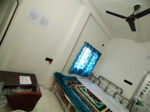 TV a/nebo společenská místnost v ubytování Shivay Guest House