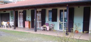 韦尔巴尼亚Il Pino Rosa的房屋设有门廊、椅子和桌子