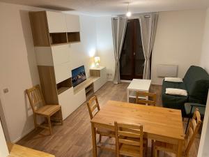 Posezení v ubytování Grand T2 centre Villard-de-Lans + 3 fotografie
