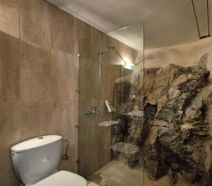 A bathroom at Villas On The Rock Afissos