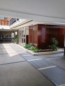 a building with a courtyard with plants in front of it at Alquilo Dpto Equipado San Isidro in Lima