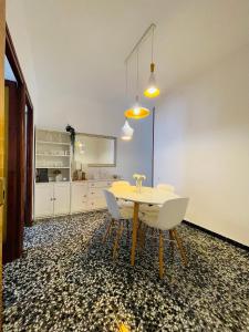 een eetkamer met een tafel en twee stoelen bij Charment appartement a vinaros in Vinarós