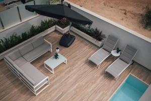 Laguna Beach Villa Veintidos في توريفايجا: منظر علوي لفناء مع أريكة وكراسي ومظلة