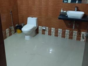 a bathroom with a toilet and a sink at Entire apartment khajuraho in Khajurāho