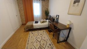 En eller flere senge i et værelse på Appart 80m2 tout équipé Châteaucreux Zénith Stade