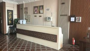 a lobby with a cash counter in a building at فندق ياسر الضلعي لى ريلاكس الفندقية-YASER ALDHILAY LE RELAX HoTEL in Buqayq