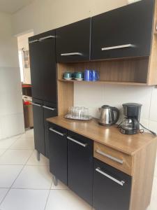Kuchyň nebo kuchyňský kout v ubytování Apt 2 quartos