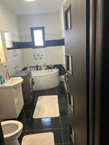 Un baño con bañera, inodoro y lavabo. en Lux studio 46 meters, en Colentina