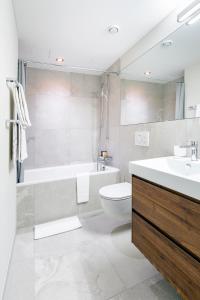 a bathroom with a tub and a toilet and a sink at CITY STAY - Papieri-Ring in Cham +69 photos
