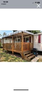 Bygningen som campingpladsen ligger i