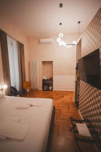 een hotelkamer met een bed en een flatscreen-tv bij Librai suite in Napels