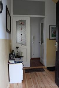 Zimmer mit einem Flur mit einer Tür und einem Tisch in der Unterkunft Villa Anneliese in Weimar