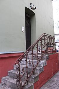 ワイマールにあるVilla Annelieseの黒い扉付きの階段
