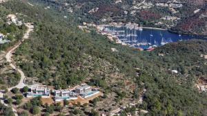 une vue aérienne d'une grande maison sur une colline dans l'établissement Brand new High-end villa Astro, à Sývota 37 autres photos