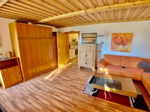 a living room with a couch and a table at Ferienwohnung Ferienanlage Pool Sauna Hallenbad Nähe Skipiste Bayer Wald in Hauzenberg