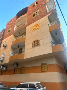 a building with a car parked in front of it at Oscar Apartment ! 5 ! in Jazīrat al ‘Awwāmīyah