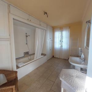W łazience znajduje się wanna i umywalka. w obiekcie Casa Rovelli w mieście Alfiano Natta