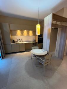 una cucina con un tavolo e sedie in una stanza di Osito Hub - Campoamor a Valencia