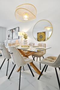 - une salle à manger avec une table, des chaises et un miroir dans l'établissement Azure Carmel Apartment Flamenca Village, à Orihuela Costa