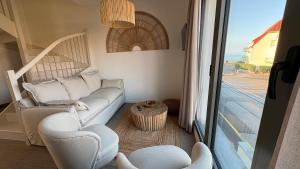 Гостиная зона в Logis- Hôtel de la Baie de Wissant & Appartements
