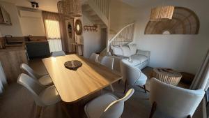 Кухня или мини-кухня в Logis- Hôtel de la Baie de Wissant & Appartements
