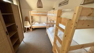 Кровать или кровати в номере Logis- Hôtel de la Baie de Wissant & Appartements