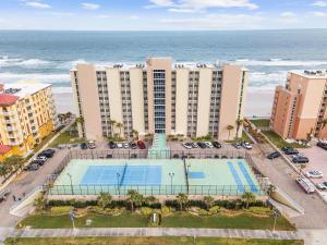 een luchtzicht op een resort met een zwembad en de oceaan bij The Shores Club 1105 in Daytona Beach