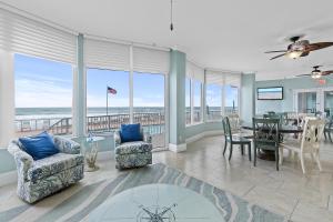 een eetkamer met uitzicht op de oceaan bij The Shores Club 1105 in Daytona Beach