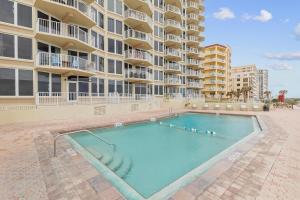 een zwembad voor een appartementencomplex bij The Shores Club 1105 in Daytona Beach