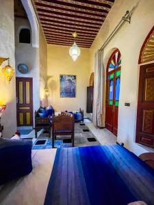 Posezení v ubytování Riad Dar El Ouedghiri