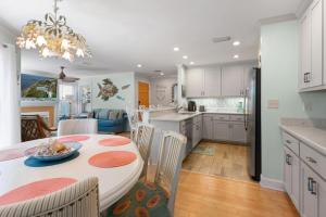eine Küche und ein Esszimmer mit Tisch und Stühlen in der Unterkunft Harbour Oaks, Unit 213 in Demere Park