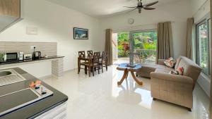 Η κουζίνα ή μικρή κουζίνα στο MAZU apartments garden view & pool