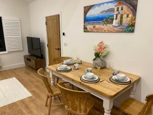 TV a/nebo společenská místnost v ubytování The coach house Paignton, 5 min walk to beach, Free parking + 10 fotografií