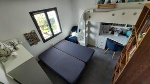 a small room with a table and a desk and a bed at Magnifique villa à 15mn des plages in Fabrègues