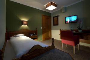 Postel nebo postele na pokoji v ubytování Hotel und Weinhaus Zum Krug
