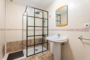 Ένα μπάνιο στο APARTAMENTO TURISTICO ELCANO +26 φωτογραφίες