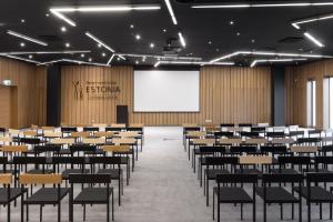 uma sala de conferências com cadeiras e um ecrã de projecção em Estonia Resort Hotel & Spa em Pärnu mais 37 fotografias