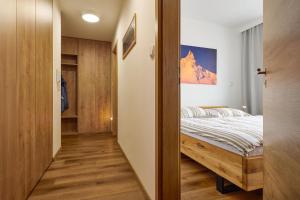 una camera da letto con un letto e un corridoio di Luční apartmány Dobromysl a Laskavec a Černý Dŭl