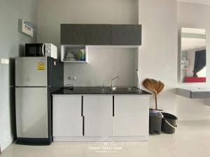 Η κουζίνα ή μικρή κουζίνα στο Condo for rent Chalong phuket