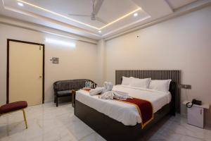 Un dormitorio con una cama grande y una silla. en Hotel wood land grand, en Guntūr 38 fotos más