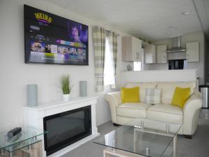 een woonkamer met een bank en een tv bij 97 DANBURY in Redcar