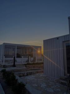 ein Gebäude mit einem Sonnenuntergang im Hintergrund in der Unterkunft BUQEZ RESORT - Villa 55 in Drage