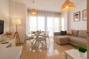 Posezení v ubytování Avenida Principal cerca de la playa con Aire Acondicionado y Wifi - by Aloha Palma