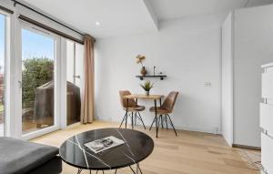un soggiorno con un tavolo e un divano di Nice Apartment In Helsingør With Wifi a Helsingør