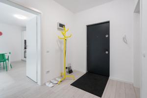 a room with a black door and a yellow pole at Casa Magurele 5 in Măgurele