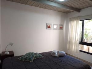 un dormitorio con una cama y una ventana en Belgrano 210, en Canals