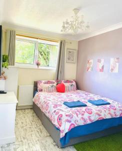 a bedroom with a bed and a chandelier at Cosy 3 Bed House at CityCentre & Garden & FreeParking in Newcastle upon Tyne +47 photos